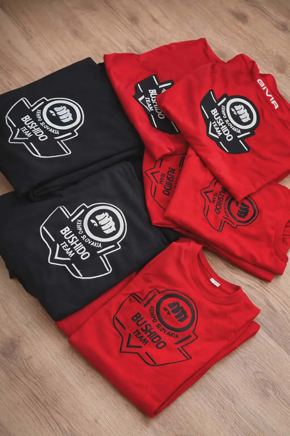 Bushido Team logóval hímzett piros és fekete sportpólók