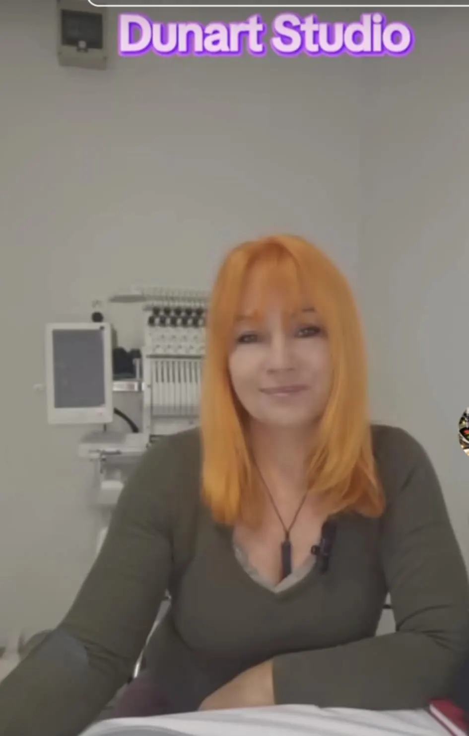 A Dunart Studio dunaszerdahelyi műhelye, háttérben az ipari hímzőgéppel