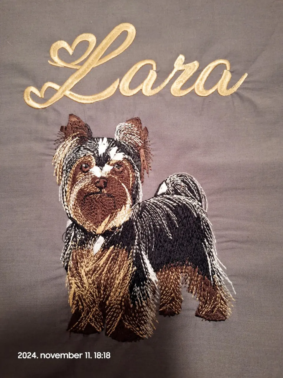 Yorkshire terrier portré hímzése „Lara” névvel